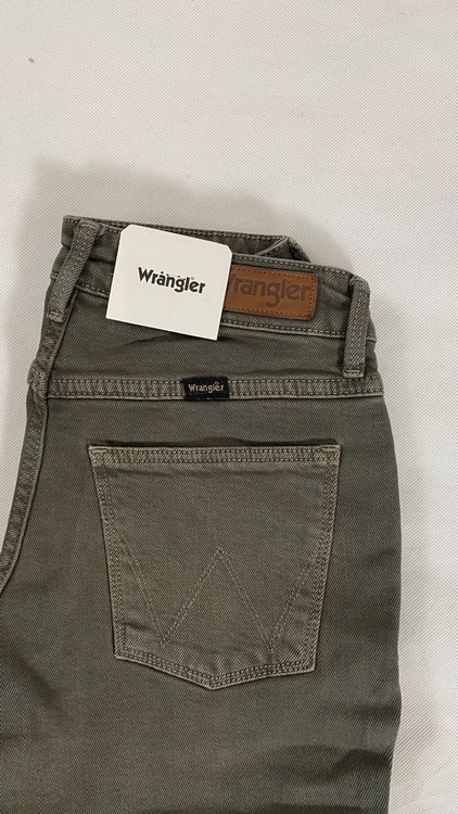 نمای پشت شلوار جین مدل بوتکات برند Wrangler اورجینال