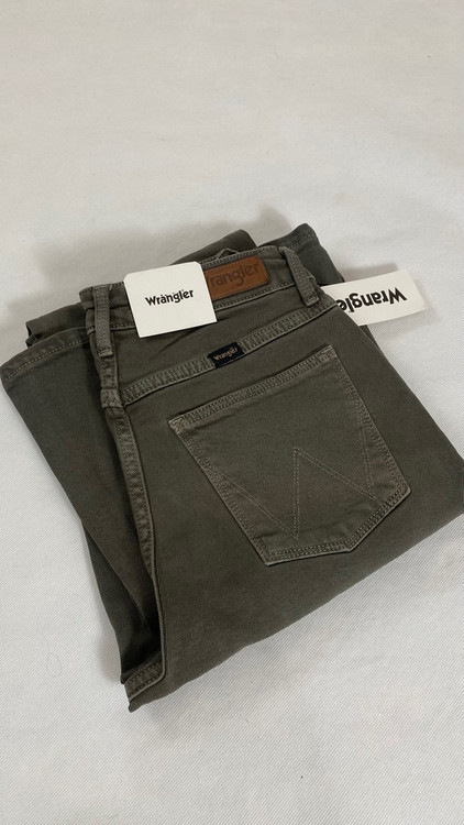 نمای نزدیک شلوار جین مدل بوتکات برند Wrangler اورجینال