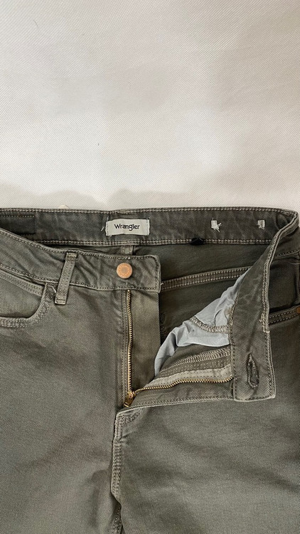 جزئیات دوخت شلوار جین مدل بوتکات برند Wrangler اورجینال