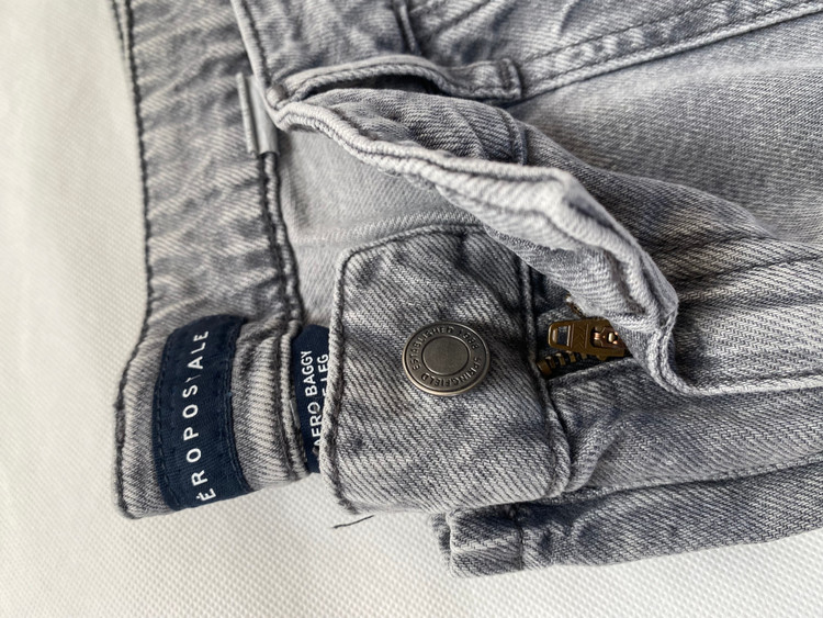 نمای نزدیک دکمه و زیپ