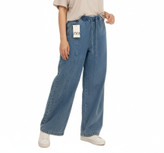 استایل شلوار جین بگ زارا با تیشرت سفید و کفش کتانی .