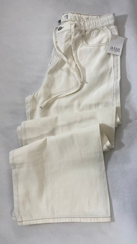 نمای نزدیک شلوار جین بگ سفید زنانه