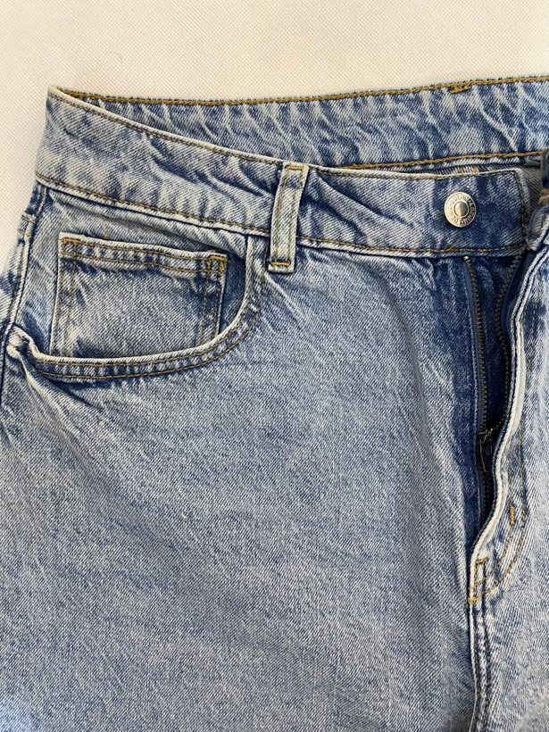 نمای نزدیک جیب و زیپ شلوار جین مام بگ یخی denim