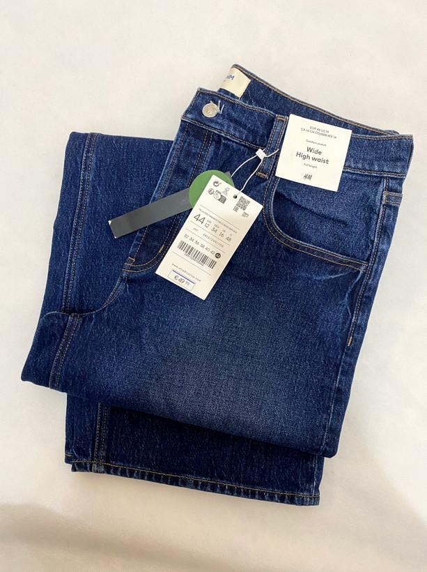 شلوار جین بگ زنانه منگو - نمای نزدیک تگ و سایز